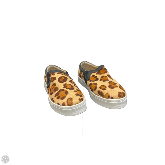 Shoes Flats By Cmc In Animal Print, Size: 10